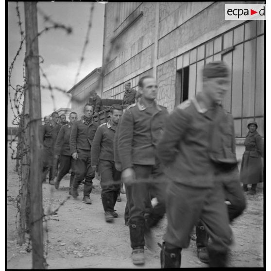 Photographie de groupe d'aviateurs allemands dans un camp de prisonniers du secteur de la 2e armée.