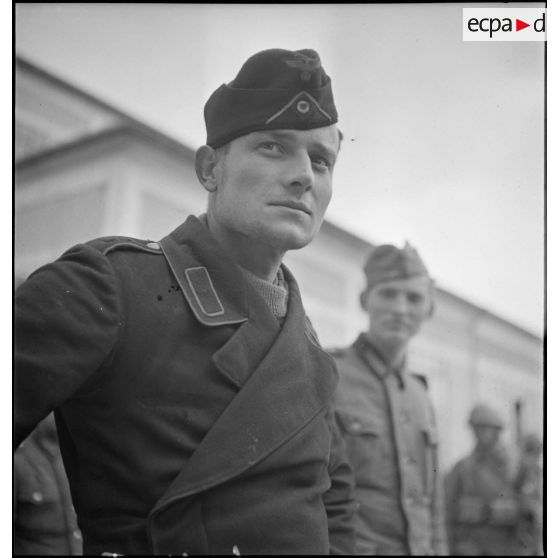 Portrait d'un tankiste du 19e corps de Gudérian dans un camp de prisonniers du secteur de la 2e armée.