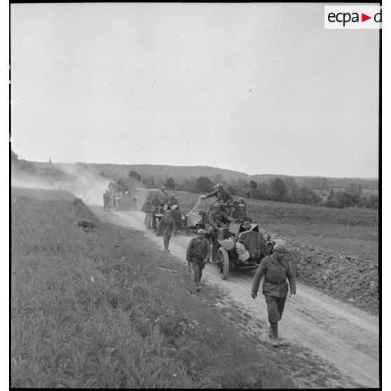 Trois autocanons de 75 mm CA M1913/1934 roulent en colonne sur un chemin dans le secteur de la 2e armée.