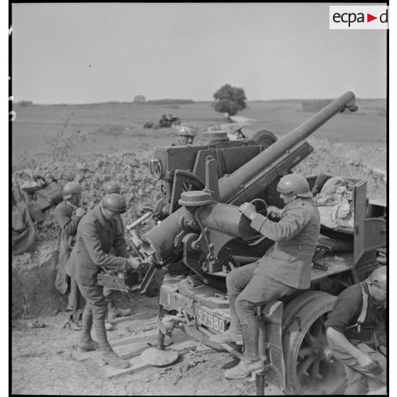 Des artilleurs servent une autocanon de 75 mm CA M1913/1934 mise en batterie dans le secteur de la 2e armée.
