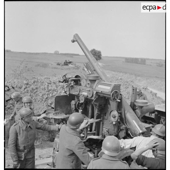 Des artilleurs servent une autocanon de 75 mm CA M1913/1934 mise en batterie dans le secteur de la 2e armée.
