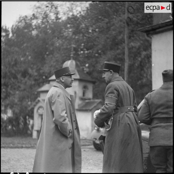 Le général de division de La Porte du Theil en compagnie d'un officier d'état-major.