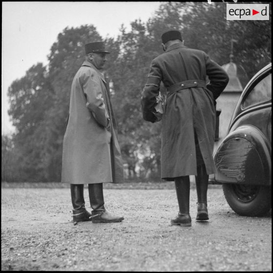 Le général de division de La Porte du Theil en compagnie d'un officier d'état-major.