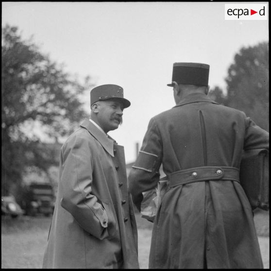 Le général de division de La Porte du Theil en compagnie d'un officier d'état-major.