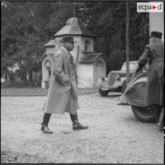Le général de division de La Porte du Theil en compagnie d'un officier d'état-major.