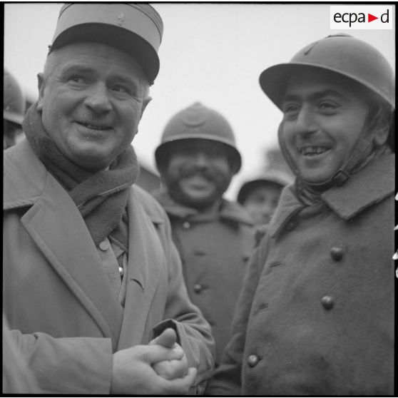 Un capitaine effectue un interview radiophonique de tirailleurs marocains de la 3e armée.