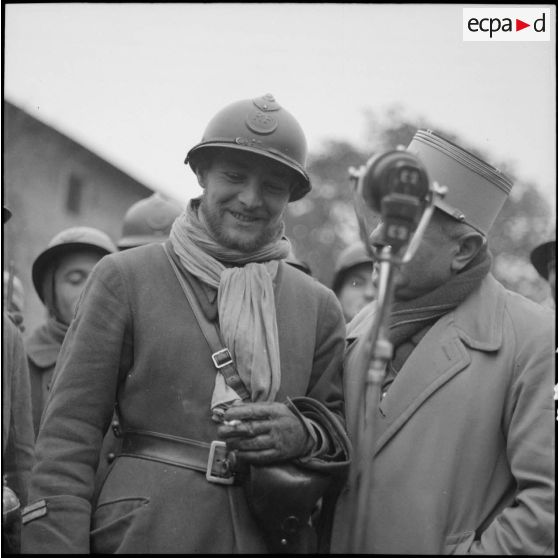 Un capitaine effectue un interview radiophonique de tirailleurs marocains de la 3e armée.