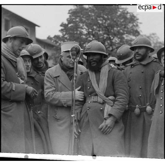 Un capitaine effectue un interview radiophonique de tirailleurs marocains de la 3e armée.