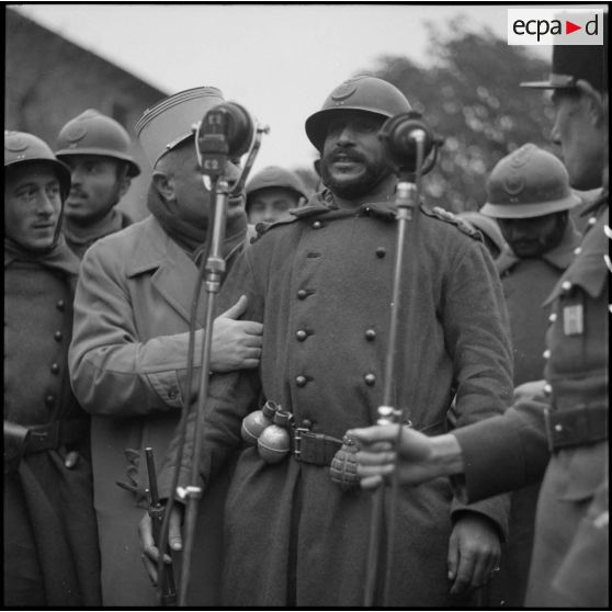 Un capitaine effectue un interview radiophonique de tirailleurs marocains de la 3e armée.