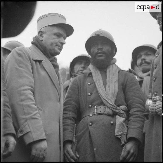 Un capitaine effectue un interview radiophonique de tirailleurs marocains de la 3e armée.