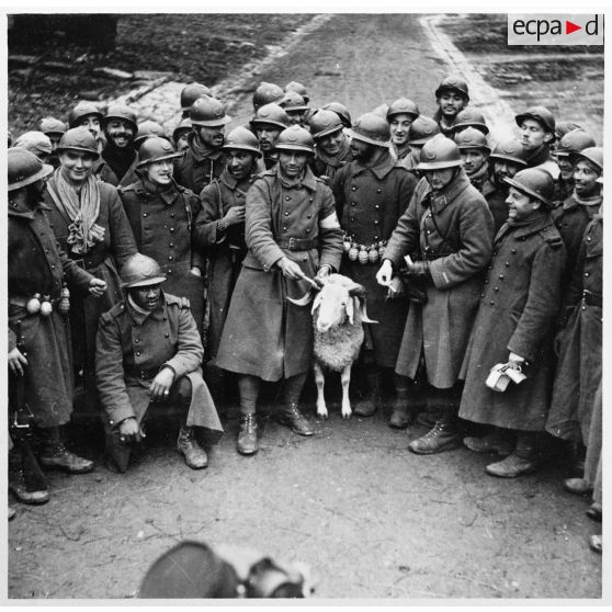 Photographie de groupe de tirailleurs marocains de la 3e armée autour de leur mascotte : un bouc.