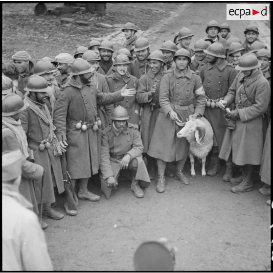 Photographie de groupe de tirailleurs marocains de la 3e armée autour de leur mascotte : un bouc.