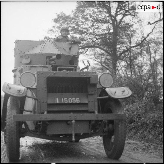 Une automitrailleuse de découverte, AMD Laffly 50, appartenant peut-être à la 3e division légère de cavalerie (DLC), armée à l'avant d'un canon de 37 mm SA  modèle 1916, progresse sur un chemin de Moselle.