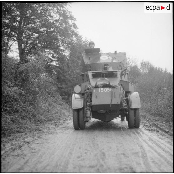 Une automitrailleuse de découverte, AMD Laffly 50, appartenant peut-être à la 3e division légère de cavalerie (DLC), armée à l'arrière d'une mitrailleuse de 8 mm modèle 1914, progresse sur un chemin de Moselle.