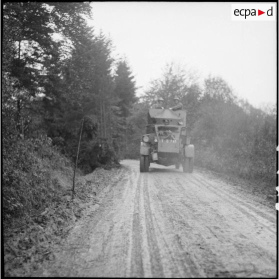 Une automitrailleuse de découverte, AMD Laffly 50, armée à l'arrière d'une mitrailleuse de 8 mm modèle 1914, progresse sur un chemin de Moselle.