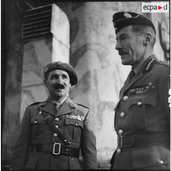 Portrait de groupe du capitaine Tari et d'un général britannique devant l'entrée à munitions du Mont des Welches.