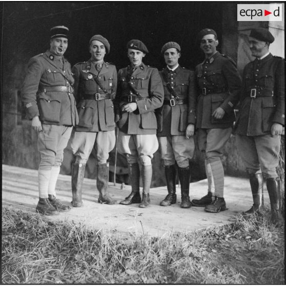 Photographie de groupe d'officiers français (qui appartiennent pour la plupart au 164e RIF ou au 153e RAP) devant l'entrée à munitions de l'ouvrage de la ligne Maginot du Mont des Welches.