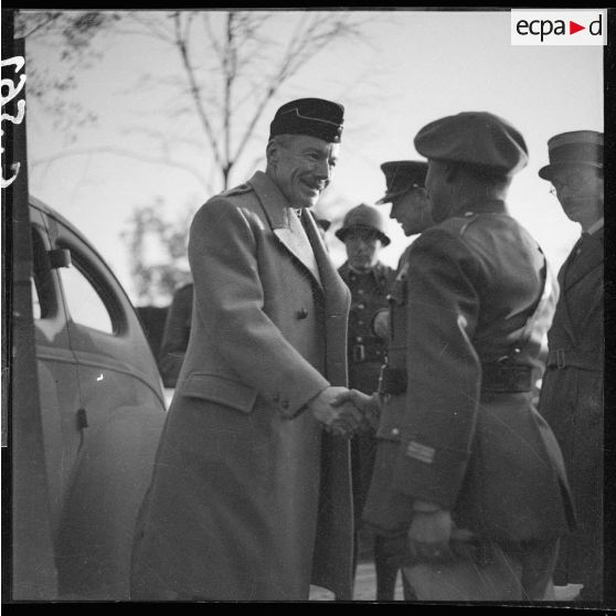 Le capitaine Tari accueille un général britannique à sa descente de voiture lors d'une visite de l'ouvrage de la ligne Maginot le Mont des Welches. .