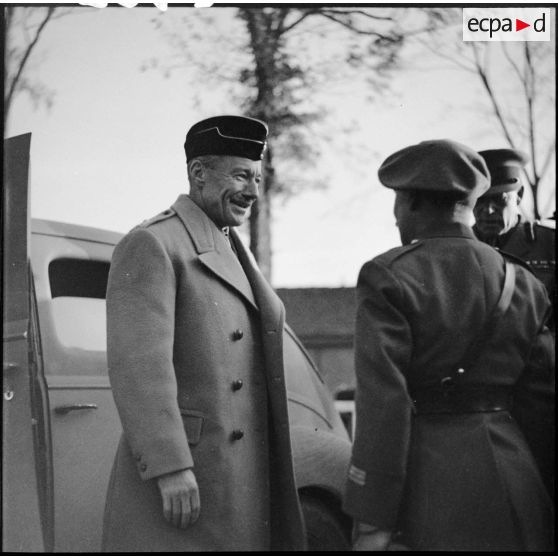 Le capitaine Tari accueille un général britannique à sa descente de voiture lors d'une visite de l'ouvrage de la ligne Maginot le Mont des Welches. .