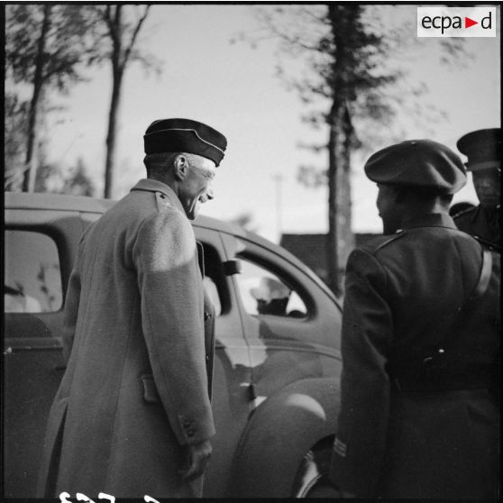 Le capitaine Tari accueille un général britannique à sa descente de voiture lors d'une visite de l'ouvrage de la ligne Maginot le Mont des Welches. .