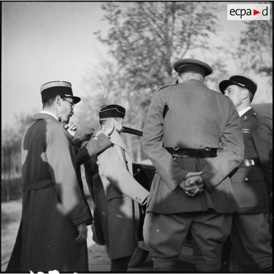 Le capitaine Tari accueille un général britannique à sa descente de voiture lors d'une visite de l'ouvrage de la ligne Maginot le Mont des Welches. .