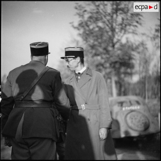 Portrait de groupe de deux officiers d'état-major de la 3e armée : un colonel et un capitaine de dos, lors d'une visite à l'ouvrage de la ligne Maginot le Mont des Welches.