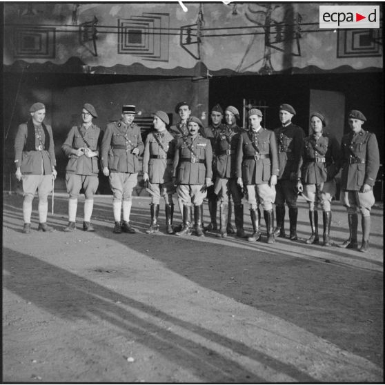 Photographie de groupe des officiers de l'ouvrage du Mont des Welches autour du capitaine Tari.
