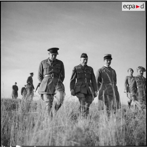 Des officiers français et britanniques visitent les superstructures extérieures du Mont des Welches.