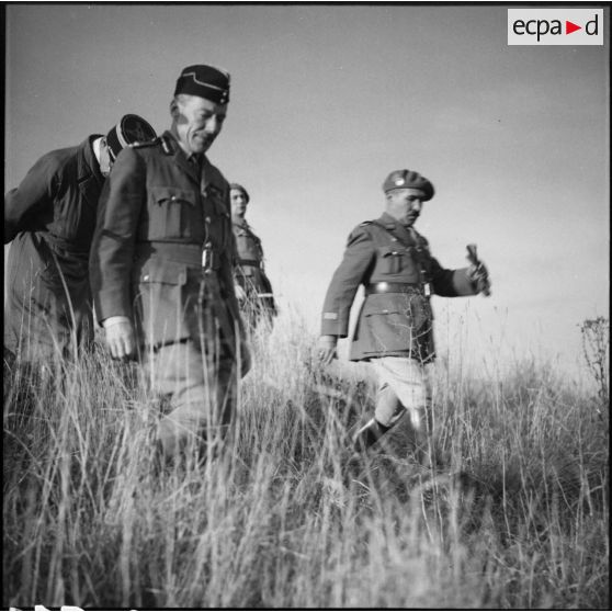 Des officiers français et britanniques visitent les superstructures extérieures du Mont des Welches.