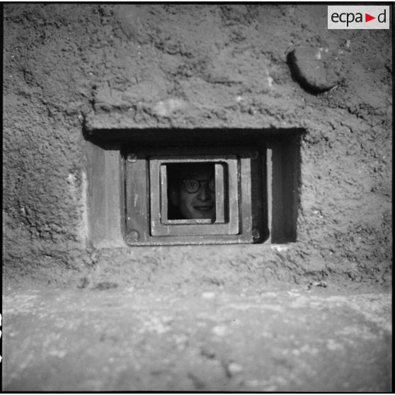 Plan rapproché d'une fenêtre de visée d'une cloche de l'ouvrage du Mont des Welches.