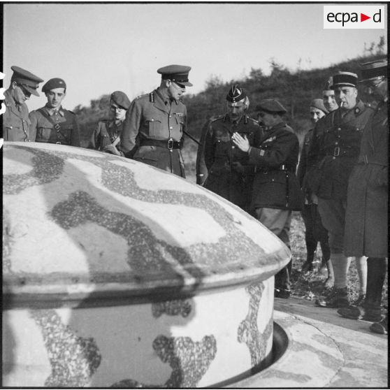 Des officiers français et britanniques visitent les superstructures extérieures du Mont des Welches.