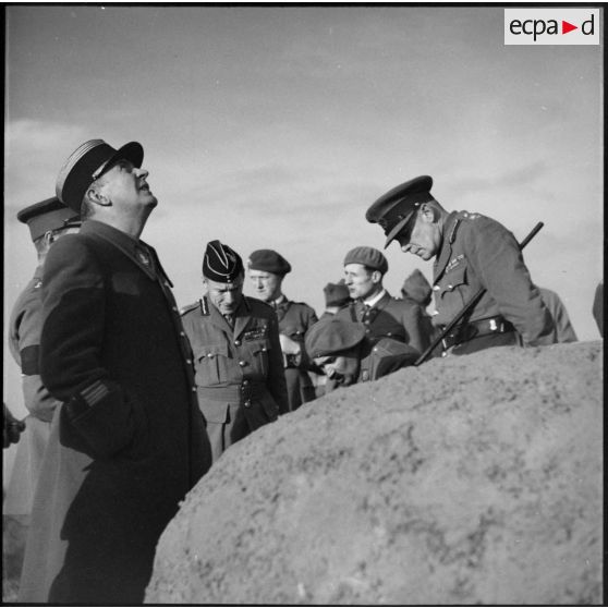 Des officiers français et britanniques visitent les superstructures extérieures du Mont des Welches.