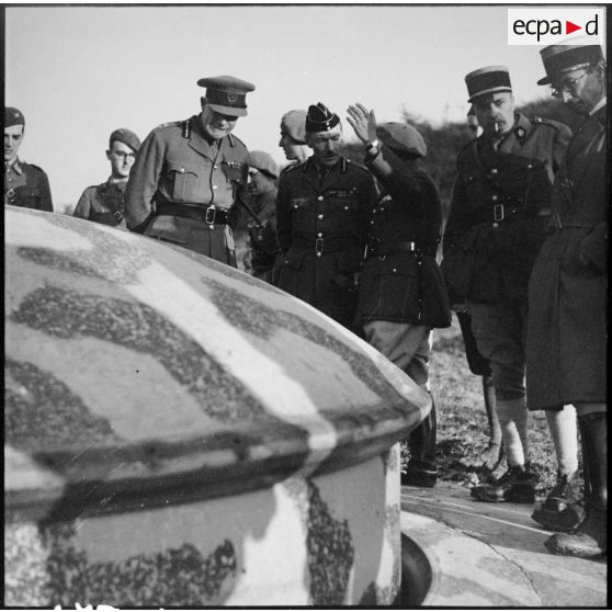 Des officiers français et britanniques visitent les superstructures extérieures du Mont des Welches.