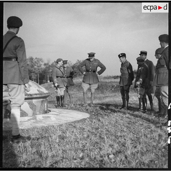 Des officiers français et britanniques visitent les superstructures extérieures du Mont des Welches.