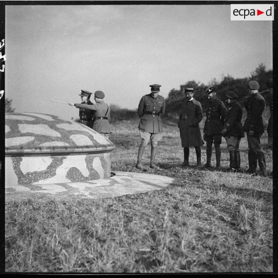 Des officiers français et britanniques visitent les superstructures extérieures du Mont des Welches.