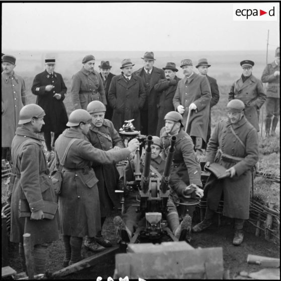 Plan général de mitrailleuses jumelées de 13,2 M1930 du 162e RIF et des servants lors d'une visite du général de La Porte du Theil accompagné de personnalités civiles.