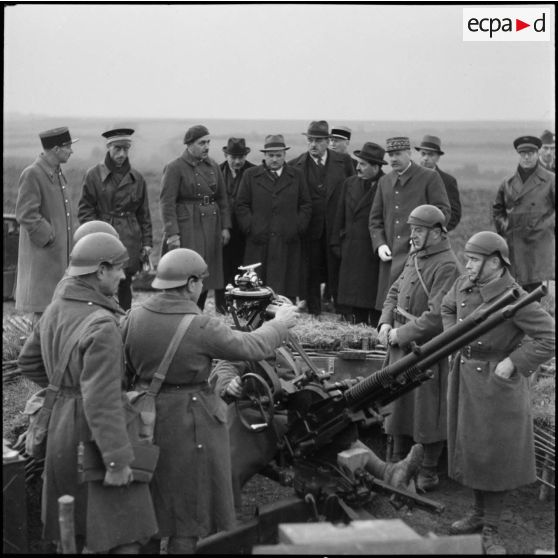 Plan général de mitrailleuses jumelées Hotchkiss 13,2 mm M1930 du 162e RIF et des servants lors d'une visite du général de La Porte du Theil accompagné de personnalités civiles.