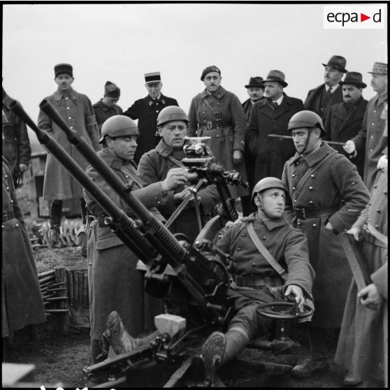 Plan général de mitrailleuses jumelées Hotchkiss 13,2 mm M1930 du 162e RIF et des servants lors d'une visite du général de La Porte du Theil accompagné de personnalités civiles.