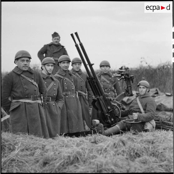 Photographie de groupe des servants de mitrailleuses jumelées Hotchkiss 13,2 mm M1930 du 162e RIF.