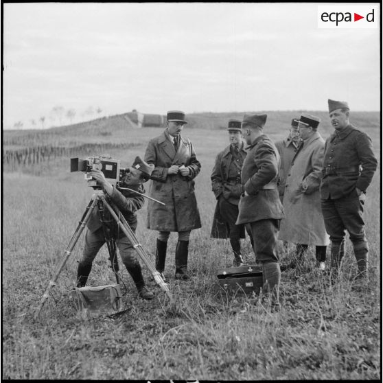 Une équipe de tournage SCA au travail près du bloc 7 de l' ouvrage de la ligne Maginot du Hackenberg dans le secteur de la 3e armée, l'acteur Pierre Fresnay accompagne l'équipe.
