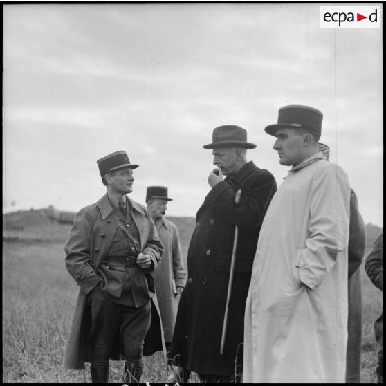 Pierre Fresnay est photographié entouré de personnalités civiles et militaires dans le secteur de la 3e armée.