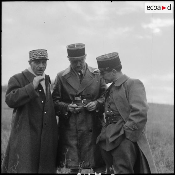Pierre Fresnay est photographié entouré de personnalités civiles et militaires dans le secteur de la 3e armée.