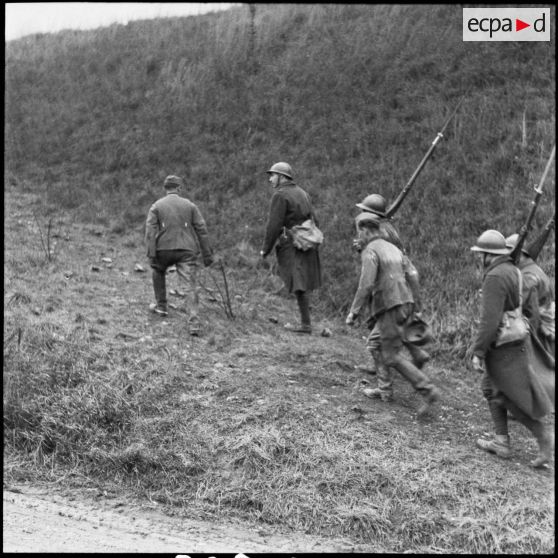 Une patrouille de la 3e armée ramène derrière les lignes deux prisonniers allemands.