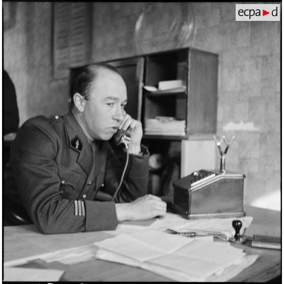 Portrait d'un capitaine de la 3e armée qui répond au téléphone à son bureau.