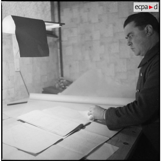 Portrait d'un soldat de la 3e armée qui travaille à son bureau.