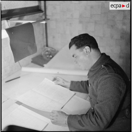 Portrait d'un soldat de la 3e armée qui travaille à son bureau.