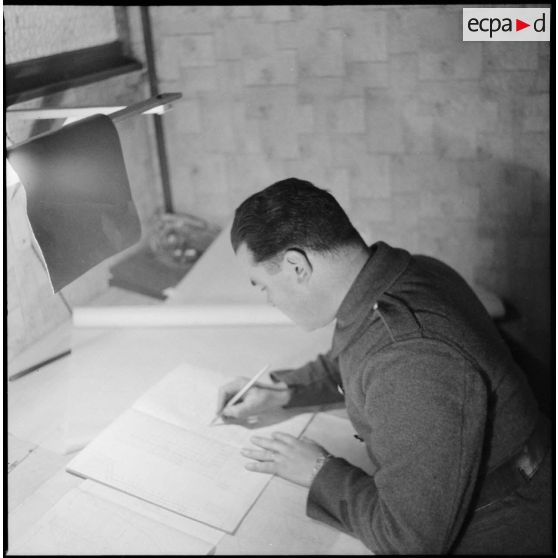 Portrait d'un soldat de la 3e armée qui travaille à son bureau.