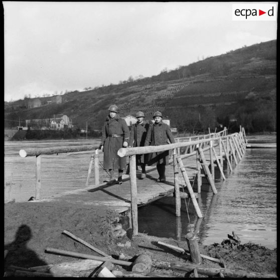 Des sapeurs du génie de la 3e armée construisent une passerelle de bois sur la Moselle.