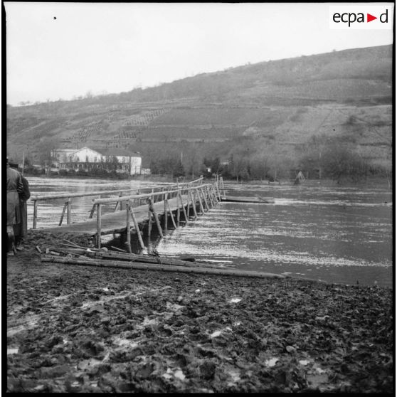 Plan général de la passerelle de bois construite par le génie de la 3e armée sur la Moselle.