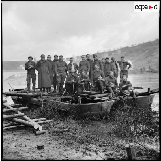 Photographie de groupe de soldats de la 3e armée sur la passerelle construite sur la Moselle.